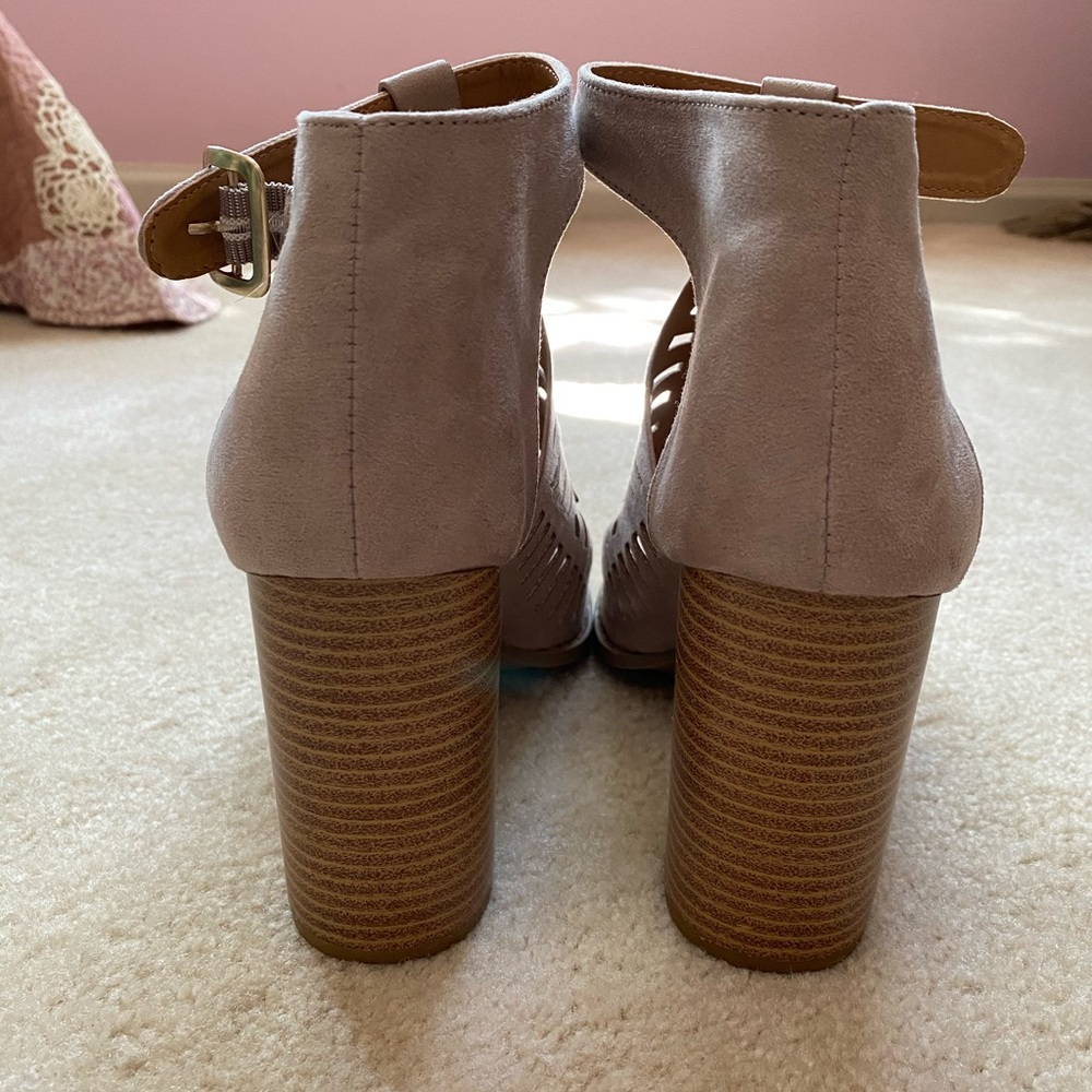 Heels - Picture 2 of 4